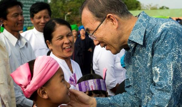 Den tidligere generalsekretær i FN, Ban Ki-moon, på besøg i en landsby i Myanmar i 2012. Foto: UN Photo/Mark Garten.
